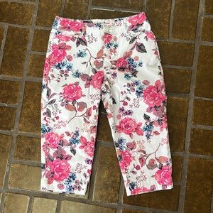 St. John’s Bay White Pink & Blue Floral Print Cotton Capri Pant